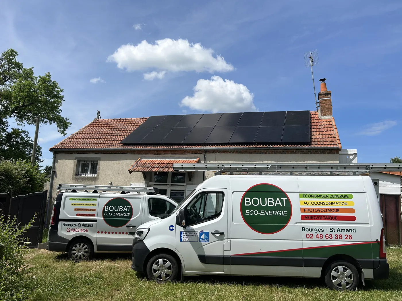 Deux utilitaires Boubat Éco-Énergie devant une maison équipée de panneaux