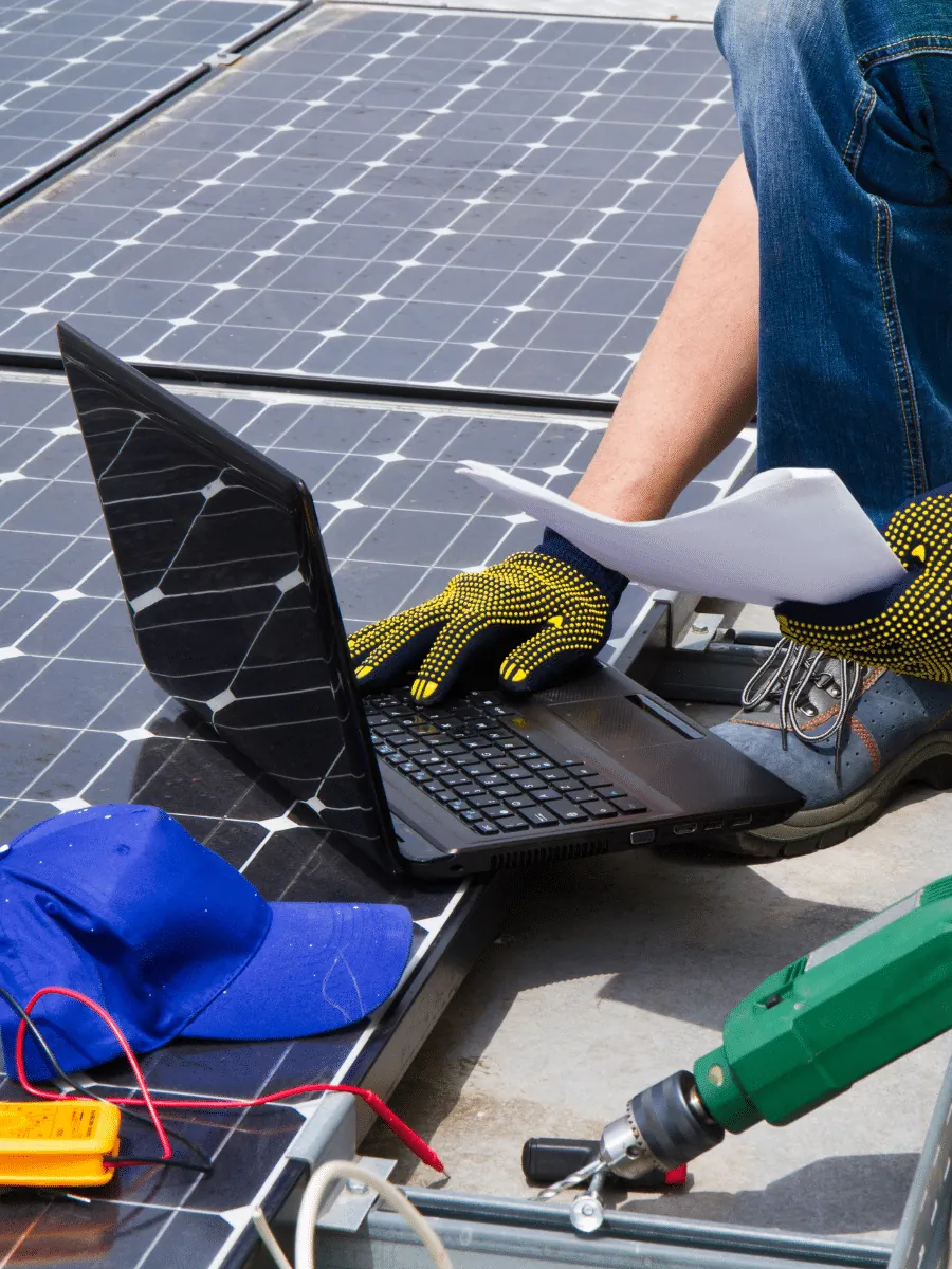 Un technicien contrôle une installation photovoltaïque