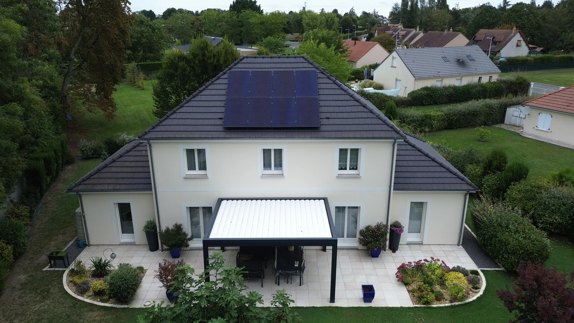 Vue aérienne d'une maison de Saint-Doulchard équipée de panneaux solaires