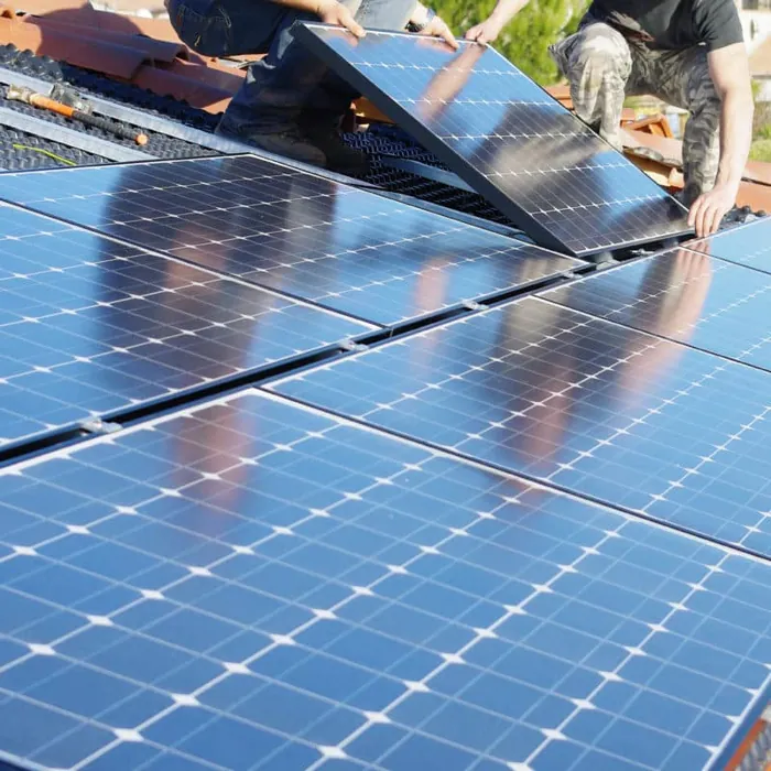 Panneaux solaires en cours de pose