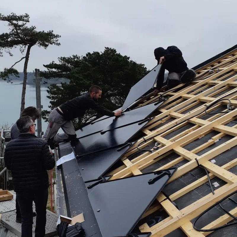 Un poseur Boubat fixe des panneaux sur une toiture