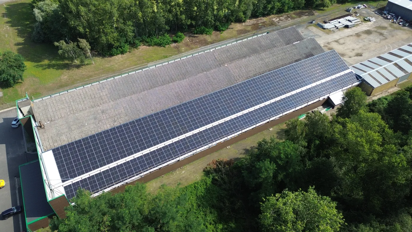 Bâtiment professionnel couvert de panneaux solaires