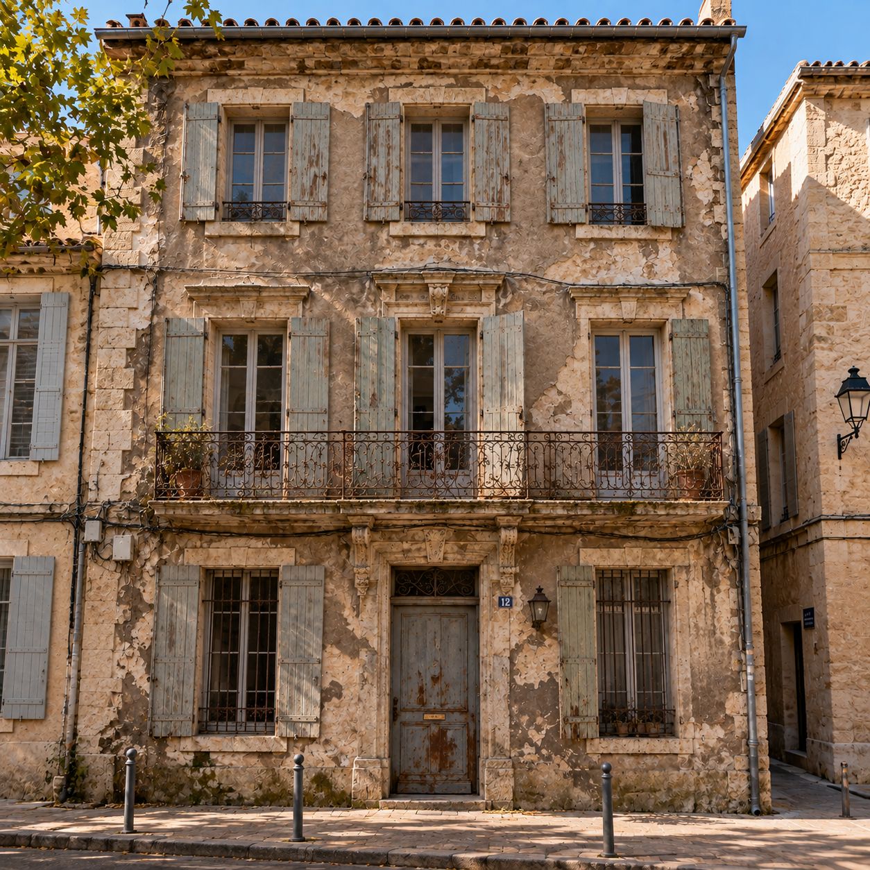 Avant&nbsp;: façade noircie et fissurée, volets délavés