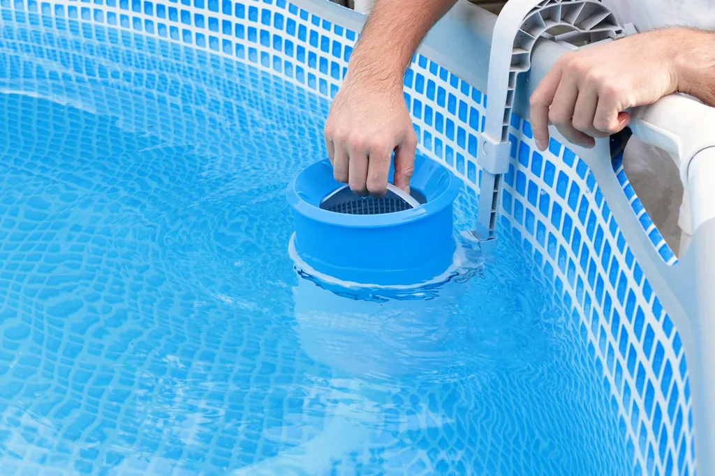 Nettoyage du panier de skimmer d'une piscine