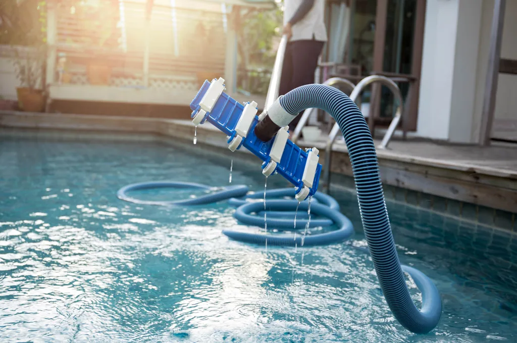 Balai aspirateur de piscine dans l'eau
