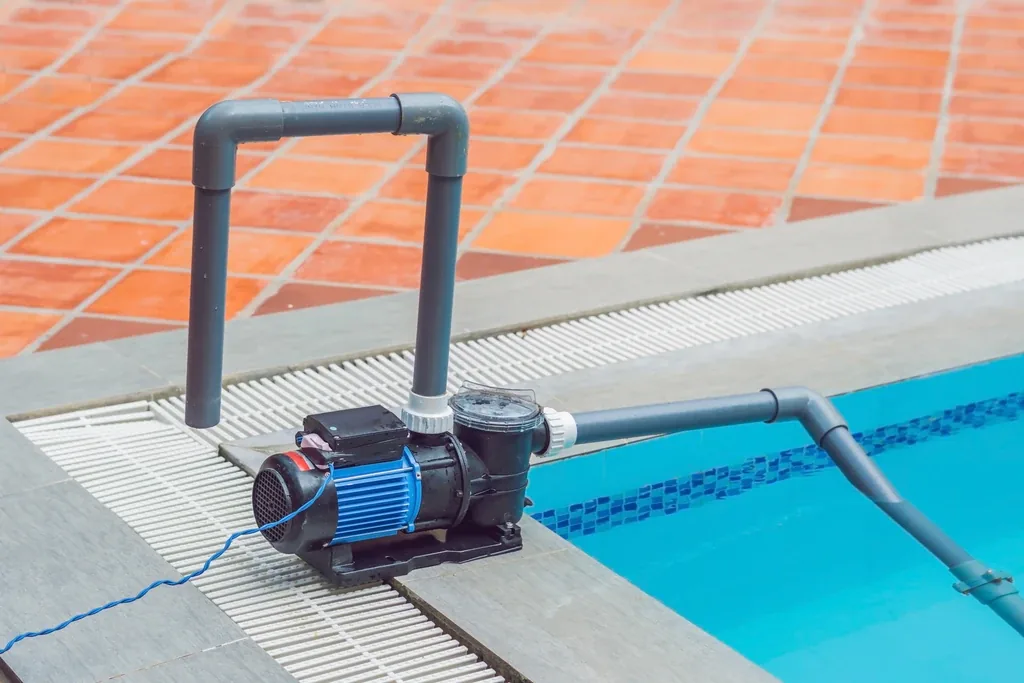 Pompe de filtration raccordée au bord d'une piscine
