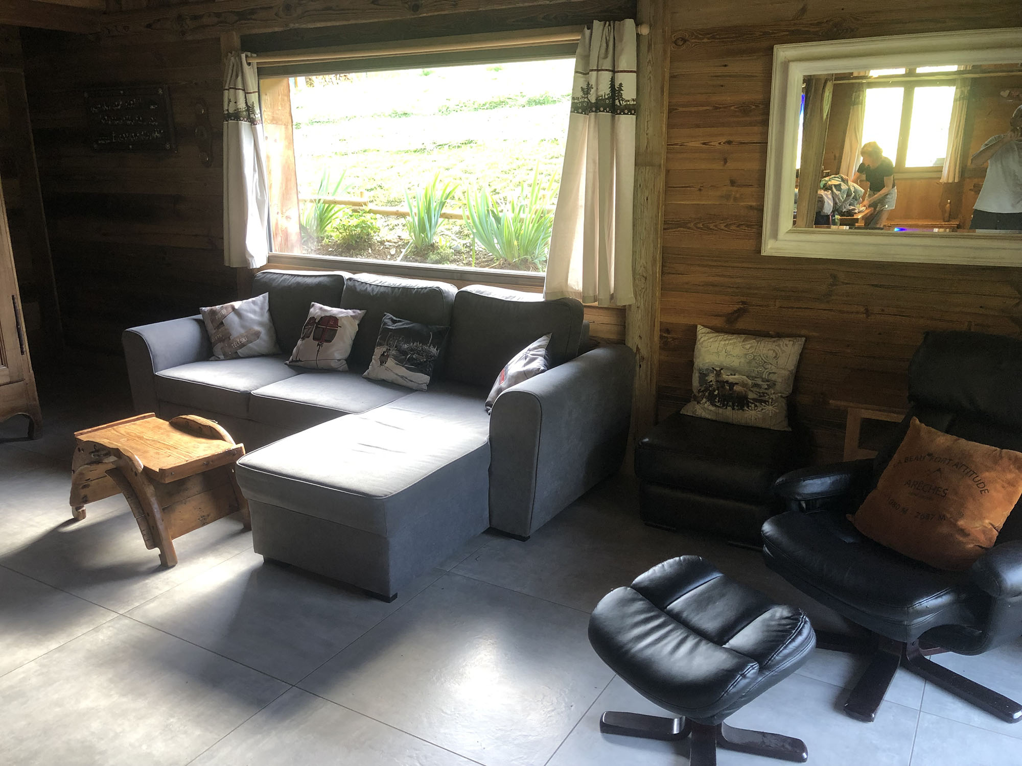 Salon du chalet — canapé et vue