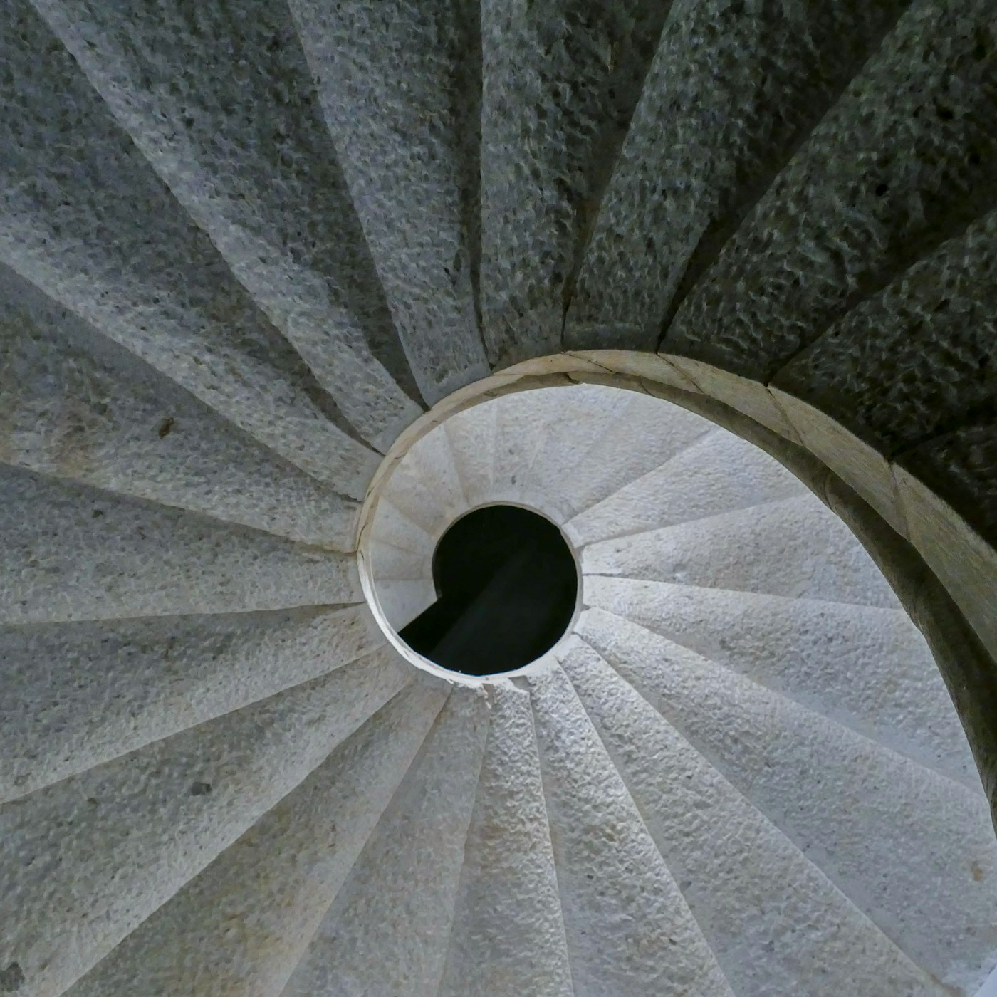 Escalier hélicoïdal en béton vu depuis le haut de la cage